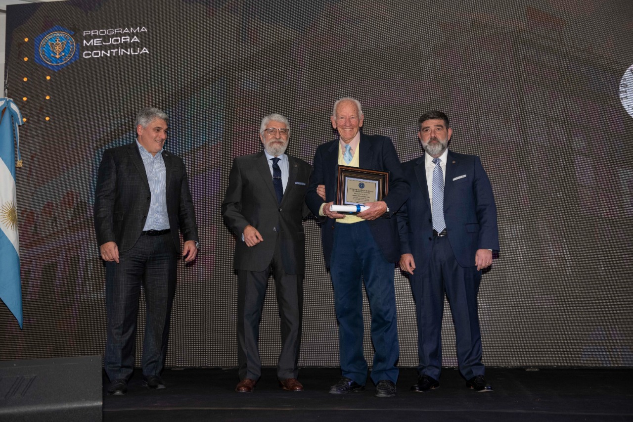 Entrega de Distinciones a Socios Vitalicios